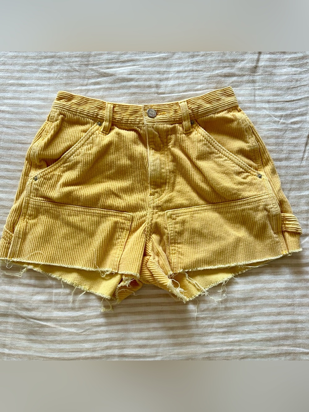 yellow bdg large wale 100% cotton cargo shorts / sz med